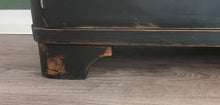 Lade das Bild in den Galerie-Viewer, 0705 - Altberliner Kommode in matt schwarz
