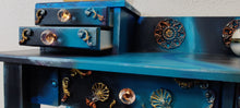 Load image into Gallery viewer, 0912 - königlicher Schminktisch als blauer Hingucker
