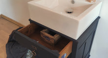 Lade das Bild in den Galerie-Viewer, 1032 Antiker Waschbeckenschrank mit Aufsatzwaschbecken
