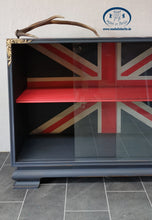 Lade das Bild in den Galerie-Viewer, 1113 Vintagekommode Union Jack
