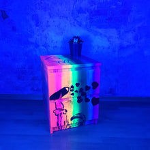 Lade das Bild in den Galerie-Viewer, 1104 - Graffiti Neon Nachttisch in Handarbeit

