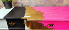 Lade das Bild in den Galerie-Viewer, 1221 Sideboard / Kommode Neonpink, Gold und Streifen
