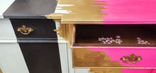 Lade das Bild in den Galerie-Viewer, 1221 Sideboard / Kommode Neonpink, Gold und Streifen
